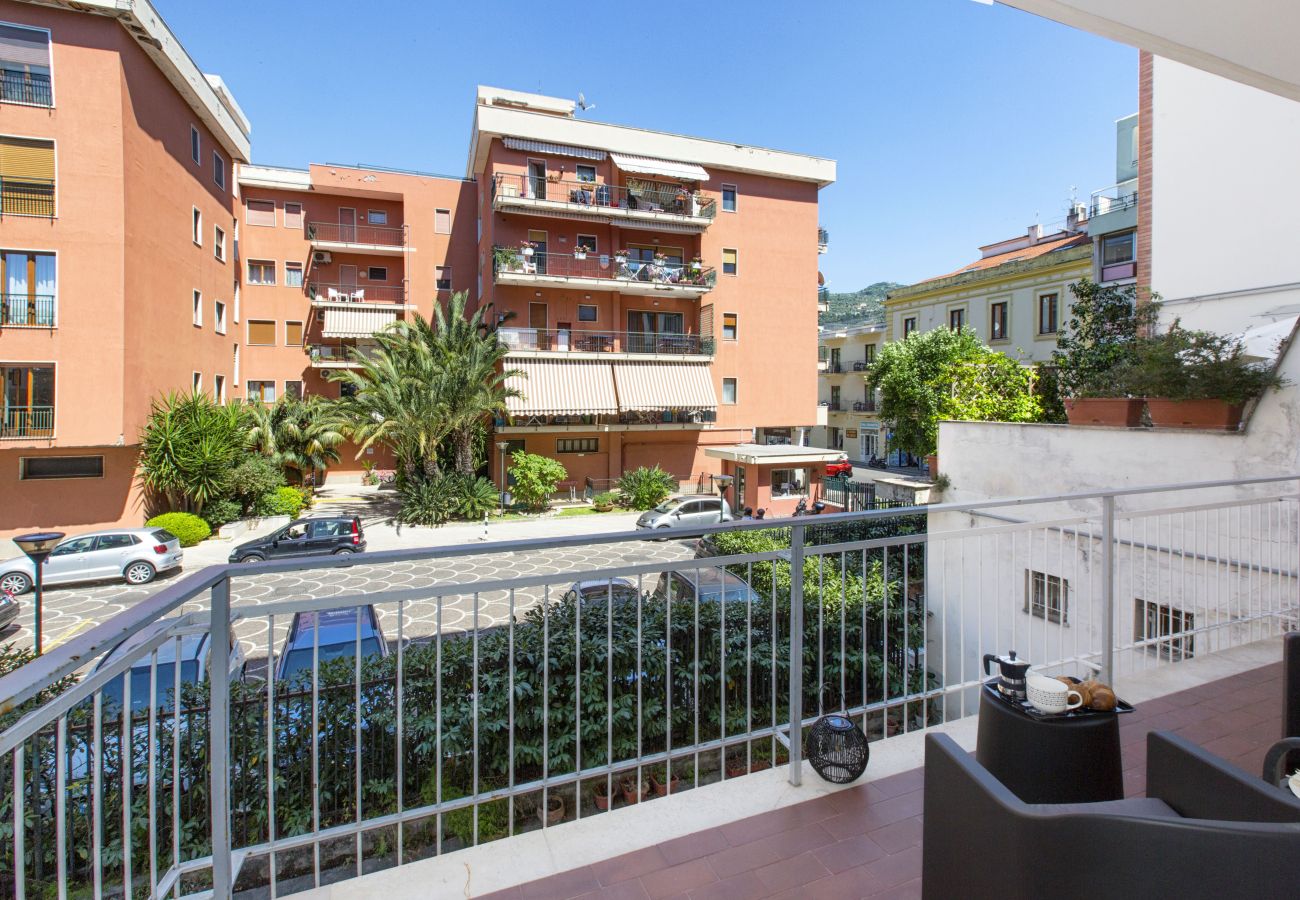 Appartamento a Sorrento - AMORE RENTALS - Casa da Franca con Balcone e Aria Condizionata