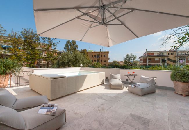 Villa a Sorrento - AMORE RENTALS - Villa Ebe con Giardino Privato, Vasca Idromassaggio e Mini Piscina