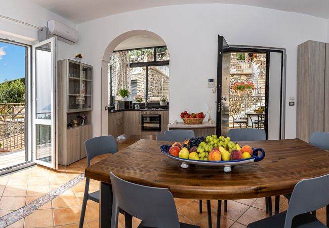 Villa a Sant´Agata sui Due Golfi - AMORE RENTALS - Villa Lions Rose con Piscina e Vista Mare Villa a Sant´Agata sui Due Golfi - AMORE RENTALS - Villa Lions Rose con Piscina e Vista Mare