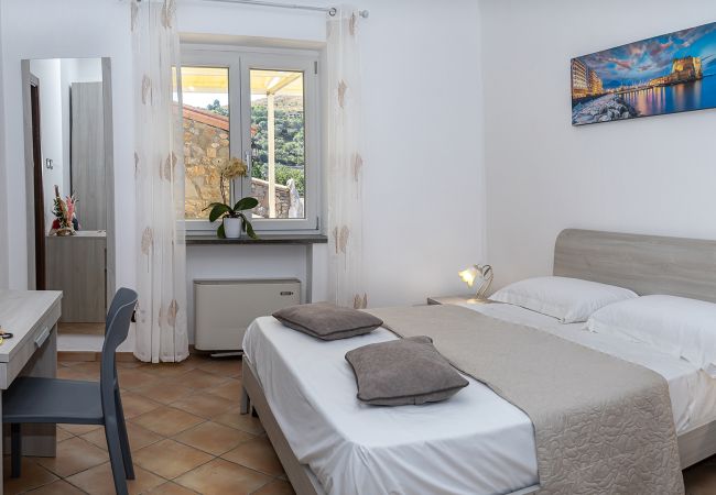 Villa a Sant´Agata sui Due Golfi - AMORE RENTALS - Villa Lions Rose con Piscina e Vista Mare Villa a Sant´Agata sui Due Golfi - AMORE RENTALS - Villa Lions Rose con Piscina e Vista Mare
