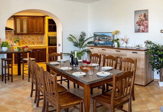 Villa a Sant´Agata sui Due Golfi - AMORE RENTALS - Villa Lions Rose con Piscina e Vista Mare Villa a Sant´Agata sui Due Golfi - AMORE RENTALS - Villa Lions Rose con Piscina e Vista Mare