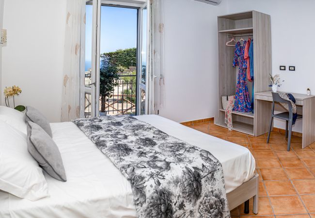 Villa a Sant´Agata sui Due Golfi - AMORE RENTALS - Villa Lions Rose con Piscina e Vista Mare Villa a Sant´Agata sui Due Golfi - AMORE RENTALS - Villa Lions Rose con Piscina e Vista Mare