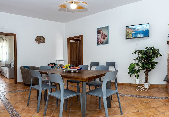 Villa a Sant´Agata sui Due Golfi - AMORE RENTALS - Villa Lions Rose con Piscina e Vista Mare Villa a Sant´Agata sui Due Golfi - AMORE RENTALS - Villa Lions Rose con Piscina e Vista Mare