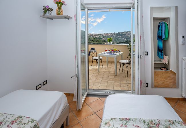 Villa a Sant´Agata sui Due Golfi - AMORE RENTALS - Villa Lions Rose con Piscina e Vista Mare Villa a Sant´Agata sui Due Golfi - AMORE RENTALS - Villa Lions Rose con Piscina e Vista Mare