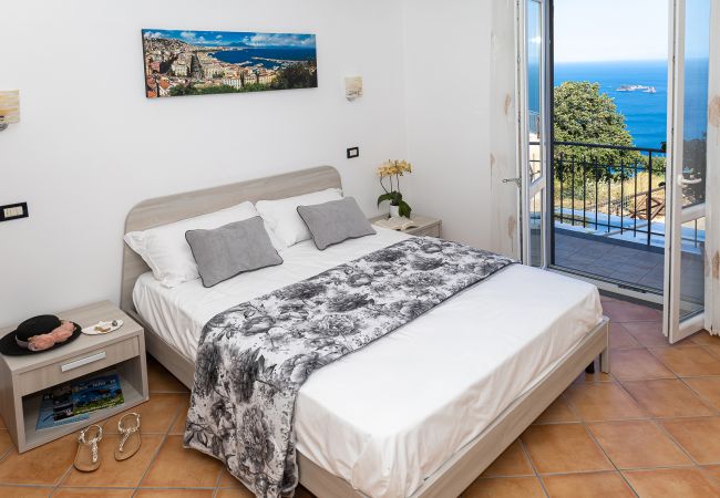 Villa a Sant´Agata sui Due Golfi - AMORE RENTALS - Villa Lions Rose con Piscina e Vista Mare Villa a Sant´Agata sui Due Golfi - AMORE RENTALS - Villa Lions Rose con Piscina e Vista Mare