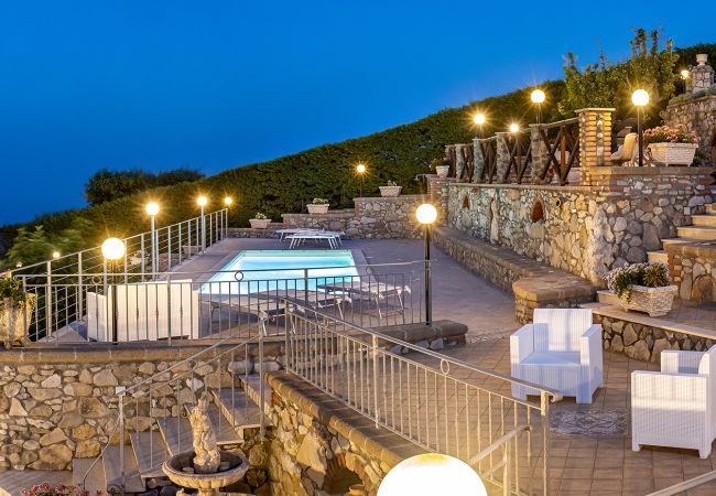 Villa a Sant´Agata sui Due Golfi - AMORE RENTALS - Villa Lions Rose con Piscina e Vista Mare Villa a Sant´Agata sui Due Golfi - AMORE RENTALS - Villa Lions Rose con Piscina e Vista Mare