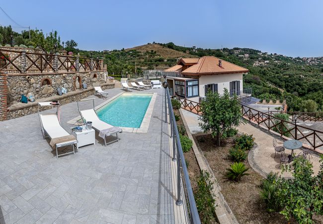 Villa a Sant´Agata sui Due Golfi - AMORE RENTALS - Villa Lions Rose con Piscina e Vista Mare Villa a Sant´Agata sui Due Golfi - AMORE RENTALS - Villa Lions Rose con Piscina e Vista Mare