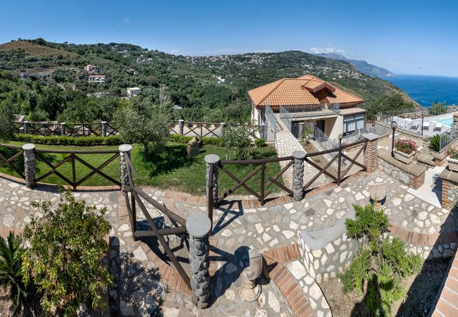 Villa a Sant´Agata sui Due Golfi - AMORE RENTALS - Villa Lions Rose con Piscina e Vista Mare Villa a Sant´Agata sui Due Golfi - AMORE RENTALS - Villa Lions Rose con Piscina e Vista Mare