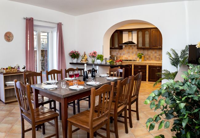 Villa a Sant´Agata sui Due Golfi - AMORE RENTALS - Villa Lions Rose con Piscina e Vista Mare Villa a Sant´Agata sui Due Golfi - AMORE RENTALS - Villa Lions Rose con Piscina e Vista Mare