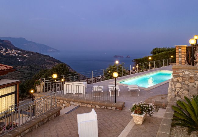 Villa a Sant´Agata sui Due Golfi - AMORE RENTALS - Villa Lions Rose con Piscina e Vista Mare Villa a Sant´Agata sui Due Golfi - AMORE RENTALS - Villa Lions Rose con Piscina e Vista Mare