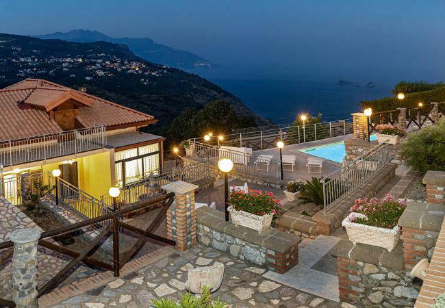 Villa a Sant´Agata sui Due Golfi - AMORE RENTALS - Villa Lions Rose con Piscina e Vista Mare Villa a Sant´Agata sui Due Golfi - AMORE RENTALS - Villa Lions Rose con Piscina e Vista Mare