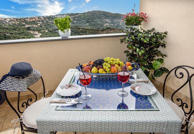 Villa a Sant´Agata sui Due Golfi - AMORE RENTALS - Villa Lions Rose con Piscina e Vista Mare Villa a Sant´Agata sui Due Golfi - AMORE RENTALS - Villa Lions Rose con Piscina e Vista Mare