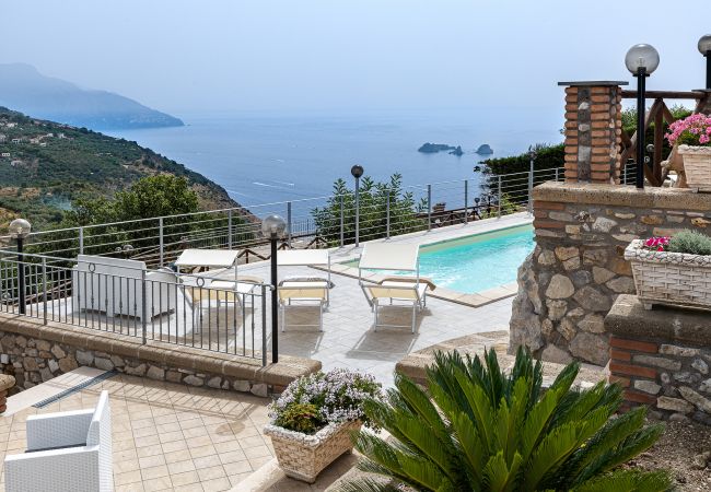 Villa a Sant´Agata sui Due Golfi - AMORE RENTALS - Villa Lions Rose con Piscina e Vista Mare Villa a Sant´Agata sui Due Golfi - AMORE RENTALS - Villa Lions Rose con Piscina e Vista Mare