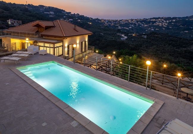 Villa a Sant´Agata sui Due Golfi - AMORE RENTALS - Villa Lions Rose con Piscina e Vista Mare Villa a Sant´Agata sui Due Golfi - AMORE RENTALS - Villa Lions Rose con Piscina e Vista Mare