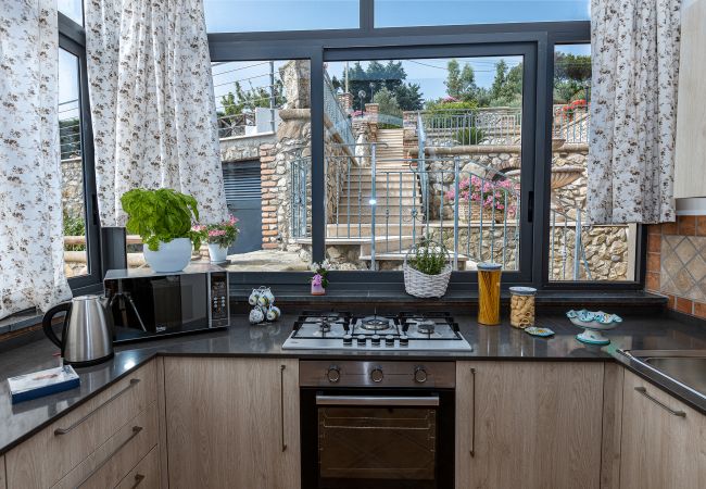 Villa a Sant´Agata sui Due Golfi - AMORE RENTALS - Villa Lions Rose con Piscina e Vista Mare Villa a Sant´Agata sui Due Golfi - AMORE RENTALS - Villa Lions Rose con Piscina e Vista Mare