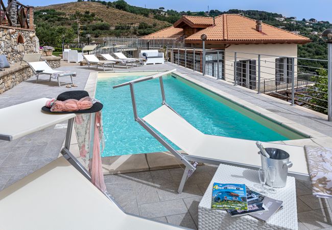 Villa a Sant´Agata sui Due Golfi - AMORE RENTALS - Villa Lions Rose con Piscina e Vista Mare Villa a Sant´Agata sui Due Golfi - AMORE RENTALS - Villa Lions Rose con Piscina e Vista Mare