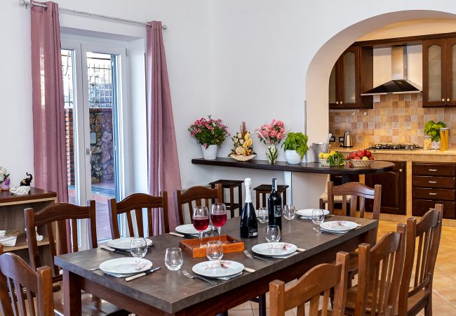 Villa a Sant´Agata sui Due Golfi - AMORE RENTALS - Villa Lions Rose con Piscina e Vista Mare Villa a Sant´Agata sui Due Golfi - AMORE RENTALS - Villa Lions Rose con Piscina e Vista Mare