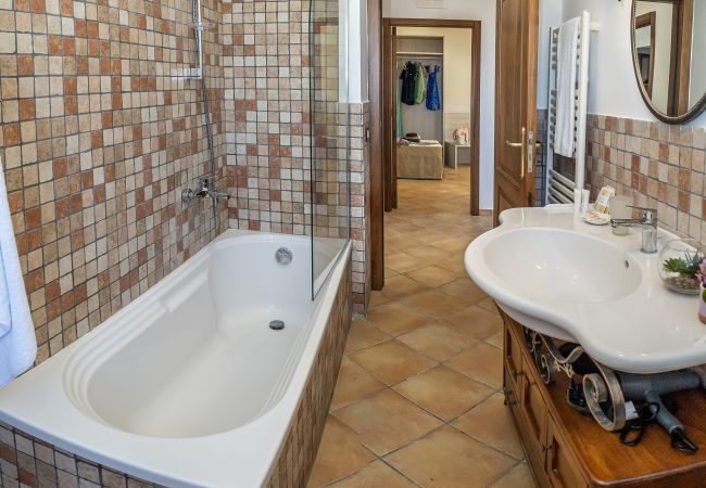 Villa a Sant´Agata sui Due Golfi - AMORE RENTALS - Villa Lions Rose con Piscina e Vista Mare Villa a Sant´Agata sui Due Golfi - AMORE RENTALS - Villa Lions Rose con Piscina e Vista Mare