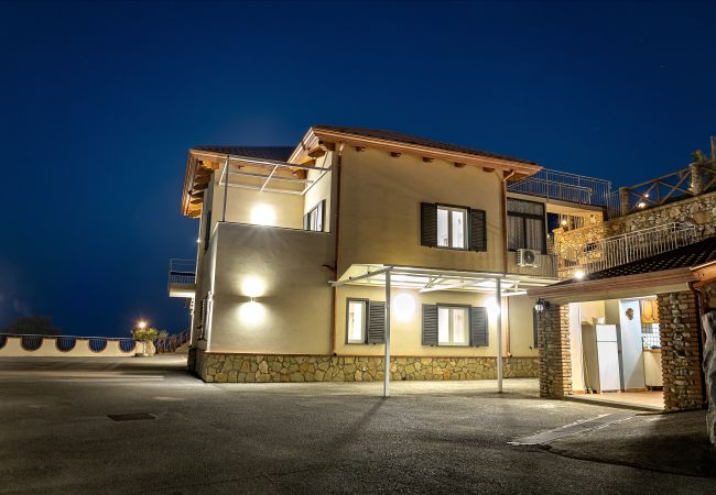 Villa a Sant´Agata sui Due Golfi - AMORE RENTALS - Villa Lions Rose con Piscina e Vista Mare Villa a Sant´Agata sui Due Golfi - AMORE RENTALS - Villa Lions Rose con Piscina e Vista Mare
