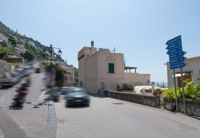 Villa a Praiano - AMORE RENTALS - Villa Jacaranda con Piscina e Vista Mare Villa a Praiano - AMORE RENTALS - Villa Jacaranda con Piscina e Vista Mare