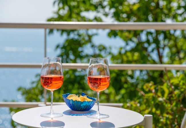 Villa a Praiano - AMORE RENTALS - Villa Jacaranda con Piscina e Vista Mare Villa a Praiano - AMORE RENTALS - Villa Jacaranda con Piscina e Vista Mare