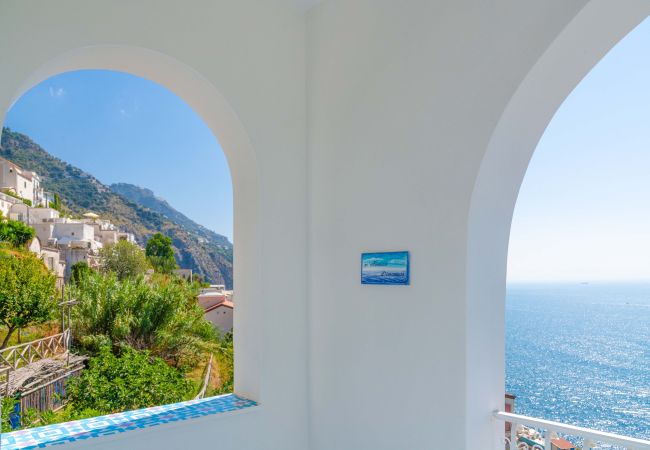 Villa a Praiano - AMORE RENTALS - Villa Jacaranda con Piscina e Vista Mare Villa a Praiano - AMORE RENTALS - Villa Jacaranda con Piscina e Vista Mare