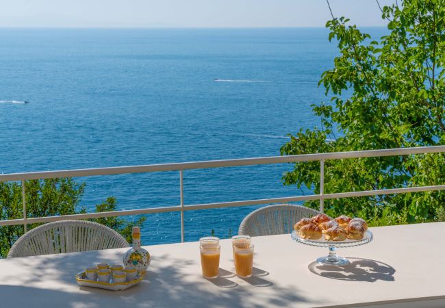 Villa a Praiano - AMORE RENTALS - Villa Jacaranda con Piscina e Vista Mare Villa a Praiano - AMORE RENTALS - Villa Jacaranda con Piscina e Vista Mare