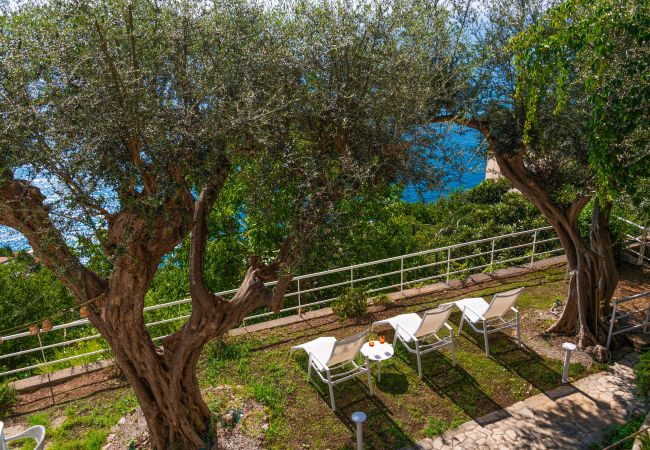 Villa a Praiano - AMORE RENTALS - Villa Jacaranda con Piscina e Vista Mare Villa a Praiano - AMORE RENTALS - Villa Jacaranda con Piscina e Vista Mare