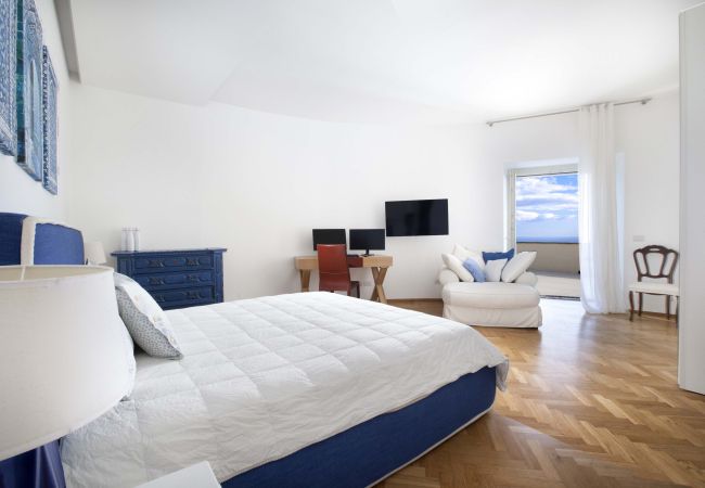 Villa a Sant´Agata sui Due Golfi - AMORE RENTALS - Villa Hermes con Piscina Privata, Giardino, Vista Mare Villa a Sant´Agata sui Due Golfi - AMORE RENTALS - Villa Hermes con Piscina Privata, Giardino, Vista Mare