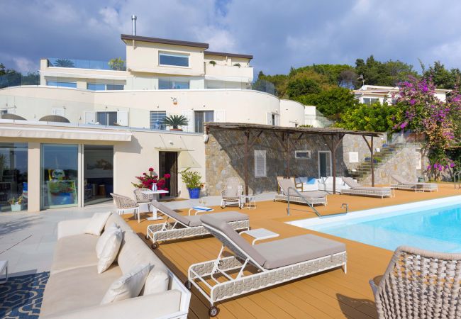 Villa a Sant´Agata sui Due Golfi - AMORE RENTALS - Villa Hermes con Piscina Privata, Giardino, Vista Mare Villa a Sant´Agata sui Due Golfi - AMORE RENTALS - Villa Hermes con Piscina Privata, Giardino, Vista Mare