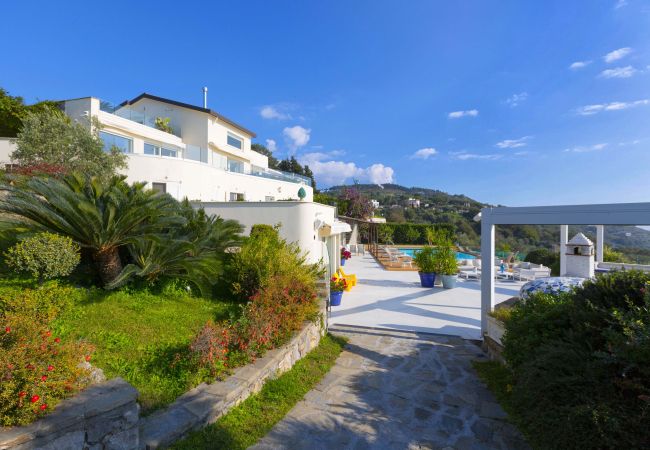 Villa a Sant´Agata sui Due Golfi - AMORE RENTALS - Villa Hermes con Piscina Privata, Giardino, Vista Mare Villa a Sant´Agata sui Due Golfi - AMORE RENTALS - Villa Hermes con Piscina Privata, Giardino, Vista Mare