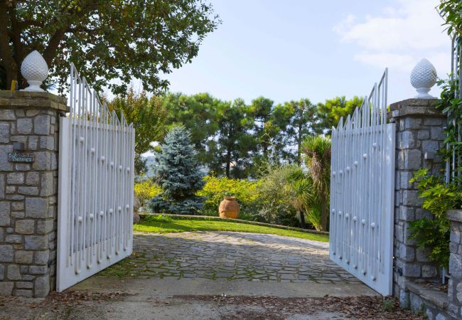 Villa a Sant´Agata sui Due Golfi - AMORE RENTALS - Villa Hermes con Piscina Privata, Giardino, Vista Mare Villa a Sant´Agata sui Due Golfi - AMORE RENTALS - Villa Hermes con Piscina Privata, Giardino, Vista Mare