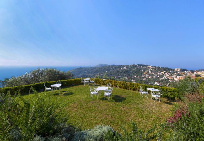 Villa a Sant´Agata sui Due Golfi - AMORE RENTALS - Villa Hermes con Piscina Privata, Giardino, Vista Mare Villa a Sant´Agata sui Due Golfi - AMORE RENTALS - Villa Hermes con Piscina Privata, Giardino, Vista Mare