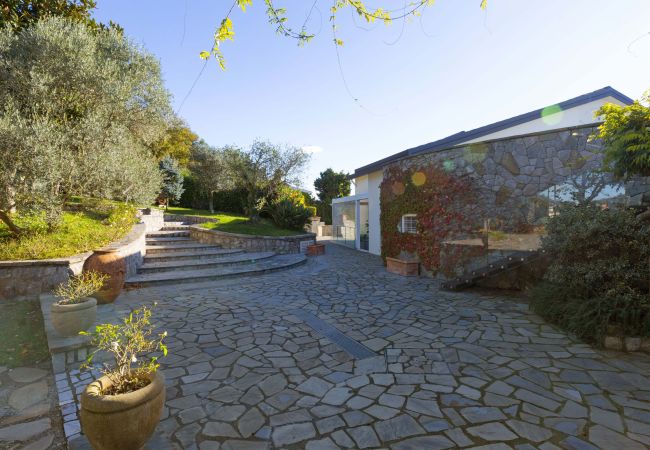 Villa a Sant´Agata sui Due Golfi - AMORE RENTALS - Villa Hermes con Piscina Privata, Giardino, Vista Mare Villa a Sant´Agata sui Due Golfi - AMORE RENTALS - Villa Hermes con Piscina Privata, Giardino, Vista Mare