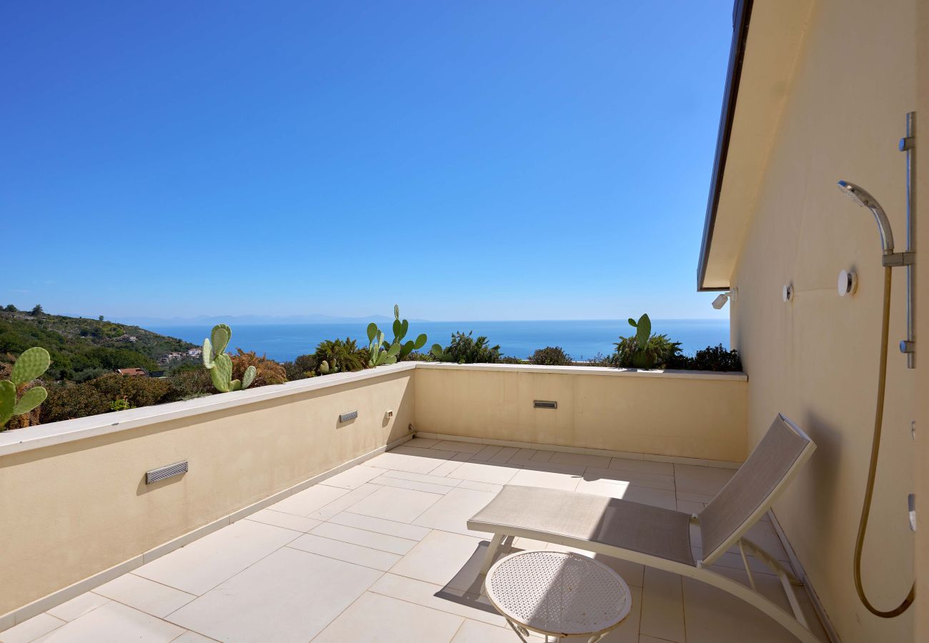 Villa a Sant´Agata sui Due Golfi - AMORE RENTALS - Villa Hermes con Piscina Privata, Giardino, Vista Mare