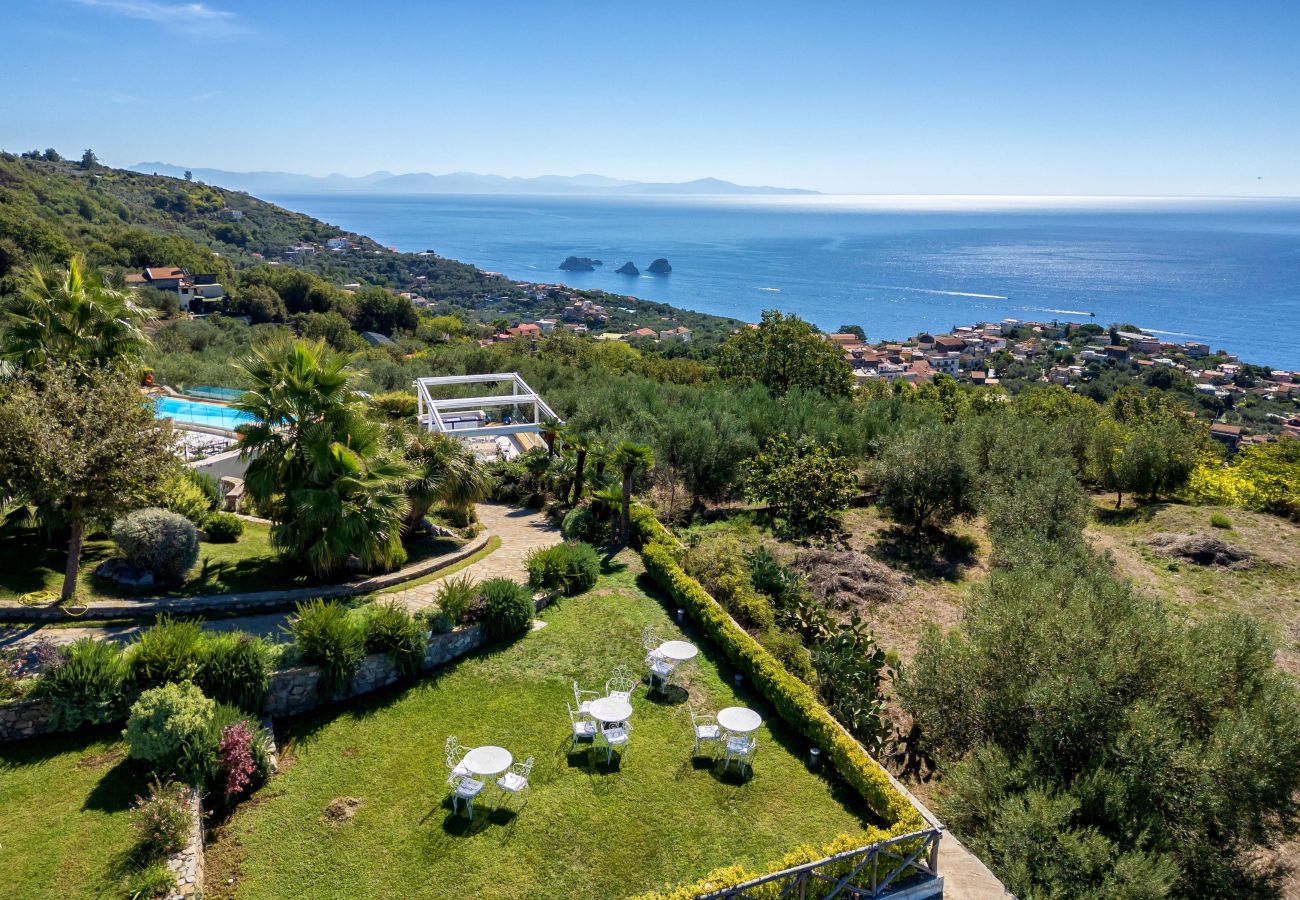 Villa a Sant´Agata sui Due Golfi - AMORE RENTALS - Villa Hermes con Piscina Privata, Giardino, Vista Mare