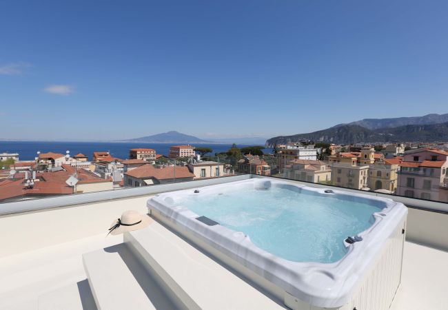 Casa a Sorrento - AMORE RENTALS - The Square, Attico di Lusso con Vista Mare e Jacuzzi in Piazza Tasso
