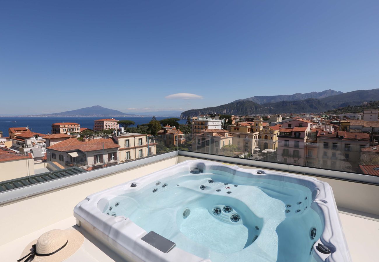 Casa a Sorrento - AMORE RENTALS - The Square, Attico di Lusso con Vista Mare e Jacuzzi in Piazza Tasso