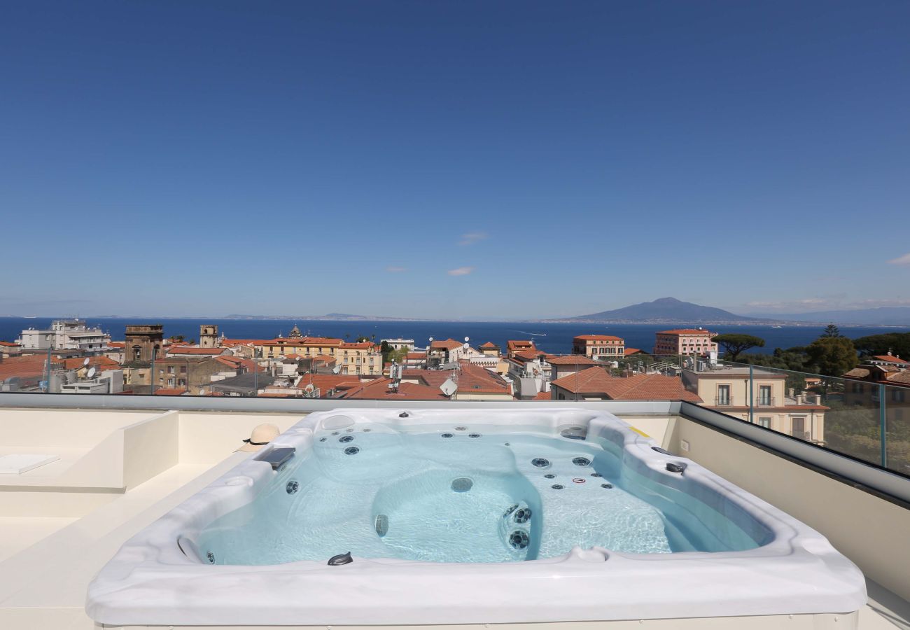 Casa a Sorrento - AMORE RENTALS - The Square, Attico di Lusso con Vista Mare e Jacuzzi in Piazza Tasso