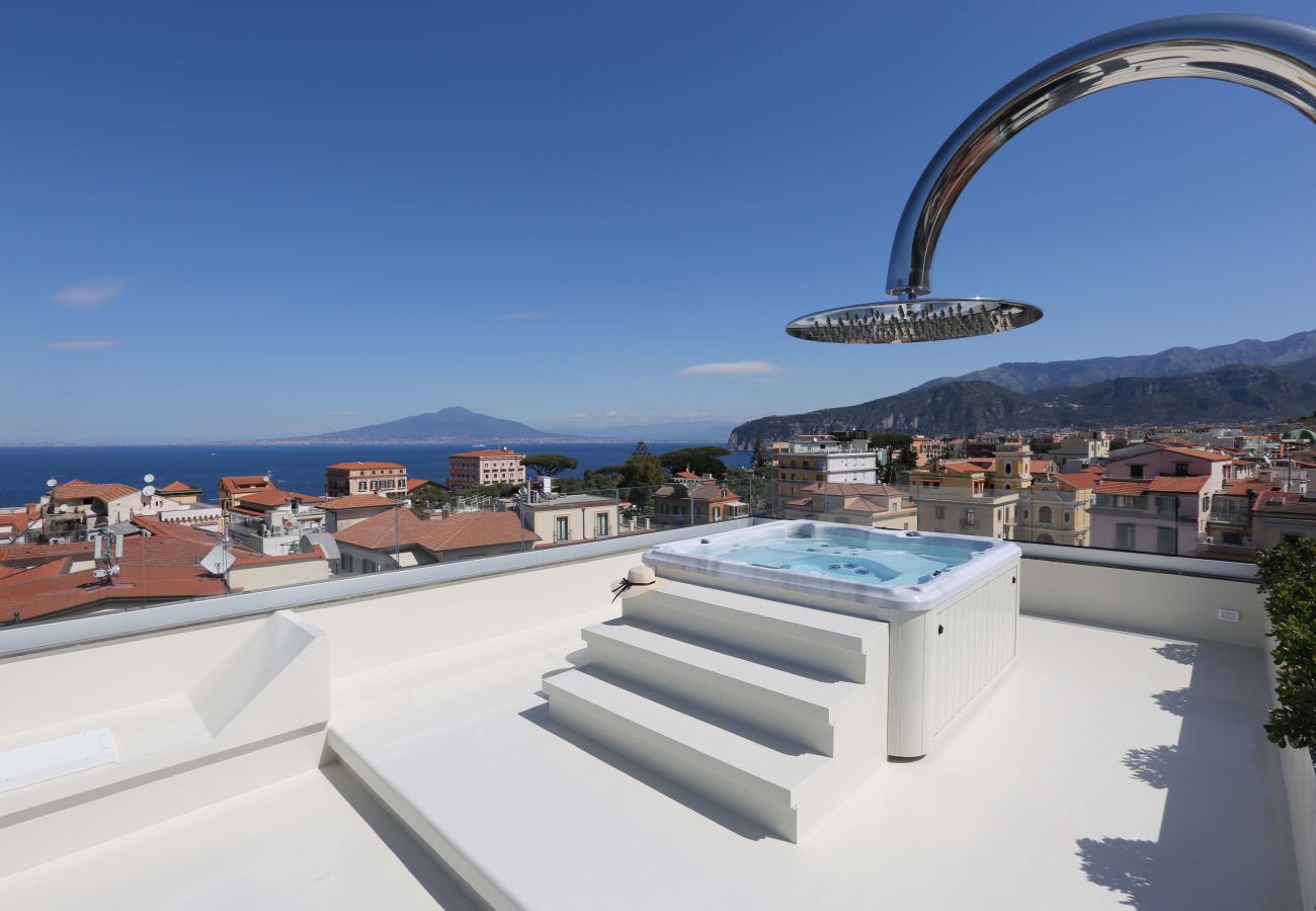 Casa a Sorrento - AMORE RENTALS - The Square, Attico di Lusso con Vista Mare e Jacuzzi in Piazza Tasso