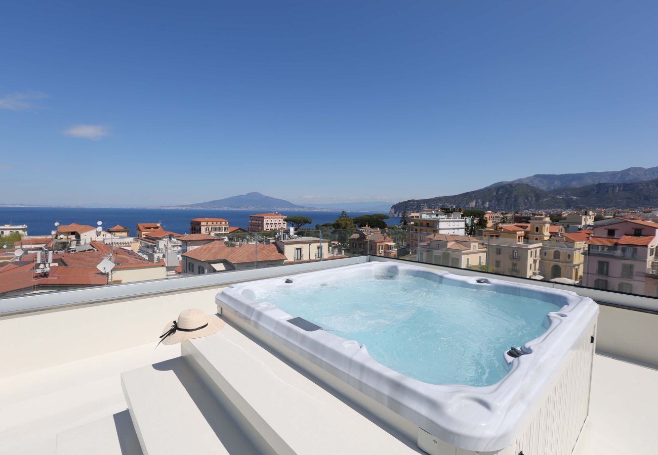 Casa a Sorrento - AMORE RENTALS - The Square, Attico di Lusso con Vista Mare e Jacuzzi in Piazza Tasso