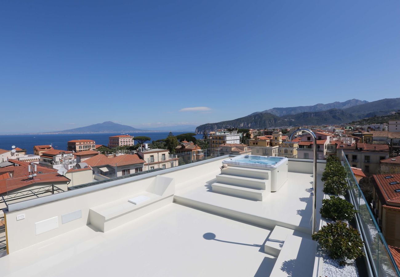Casa a Sorrento - AMORE RENTALS - The Square, Attico di Lusso con Vista Mare e Jacuzzi in Piazza Tasso