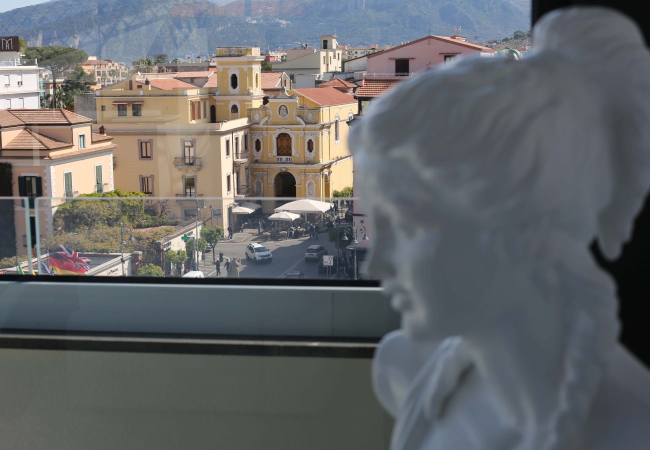Casa a Sorrento - AMORE RENTALS - The Square, Attico di Lusso con Vista Mare e Jacuzzi in Piazza Tasso
