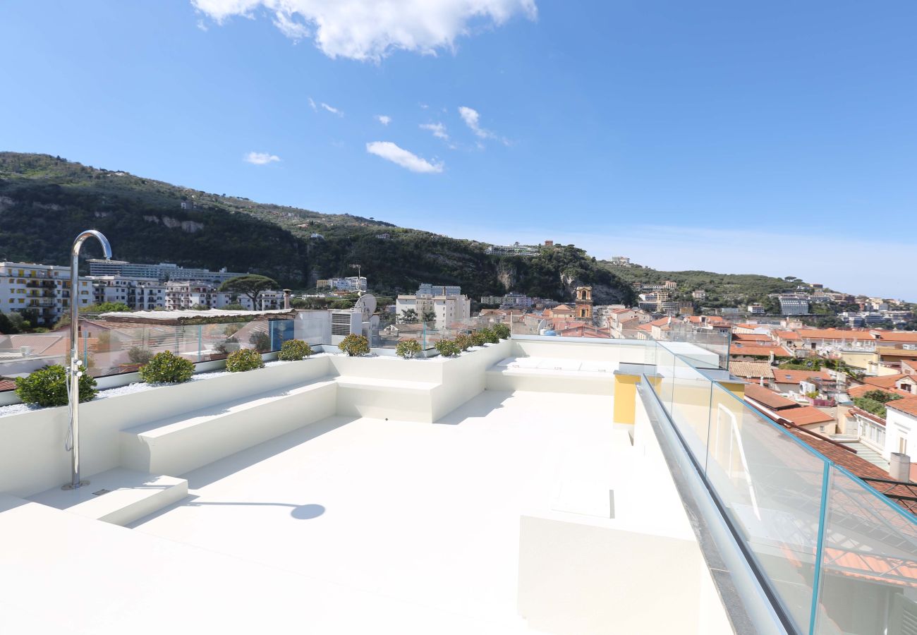 Casa a Sorrento - AMORE RENTALS - The Square, Attico di Lusso con Vista Mare e Jacuzzi in Piazza Tasso