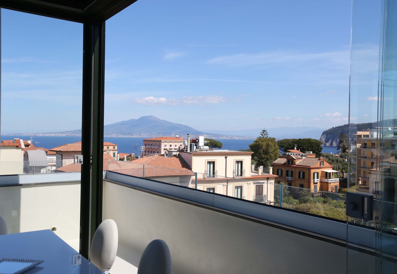 Casa a Sorrento - AMORE RENTALS - The Square, Attico di Lusso con Vista Mare e Jacuzzi in Piazza Tasso
