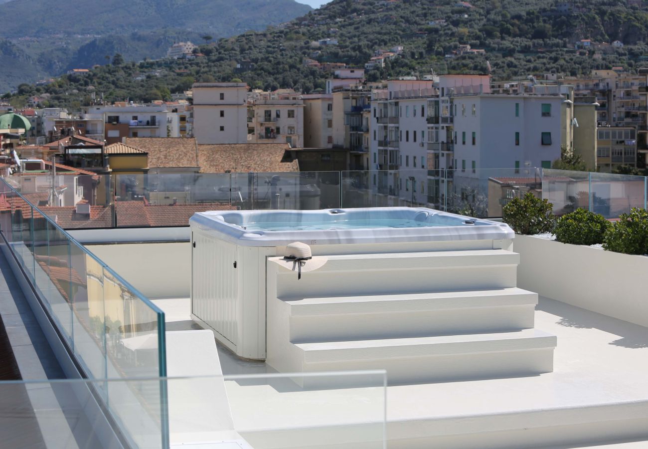 Casa a Sorrento - AMORE RENTALS - The Square, Attico di Lusso con Vista Mare e Jacuzzi in Piazza Tasso