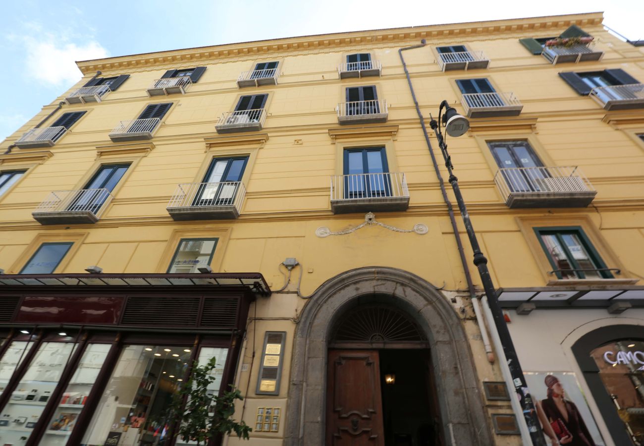 Casa a Sorrento - AMORE RENTALS - The Square, Attico di Lusso con Vista Mare e Jacuzzi in Piazza Tasso