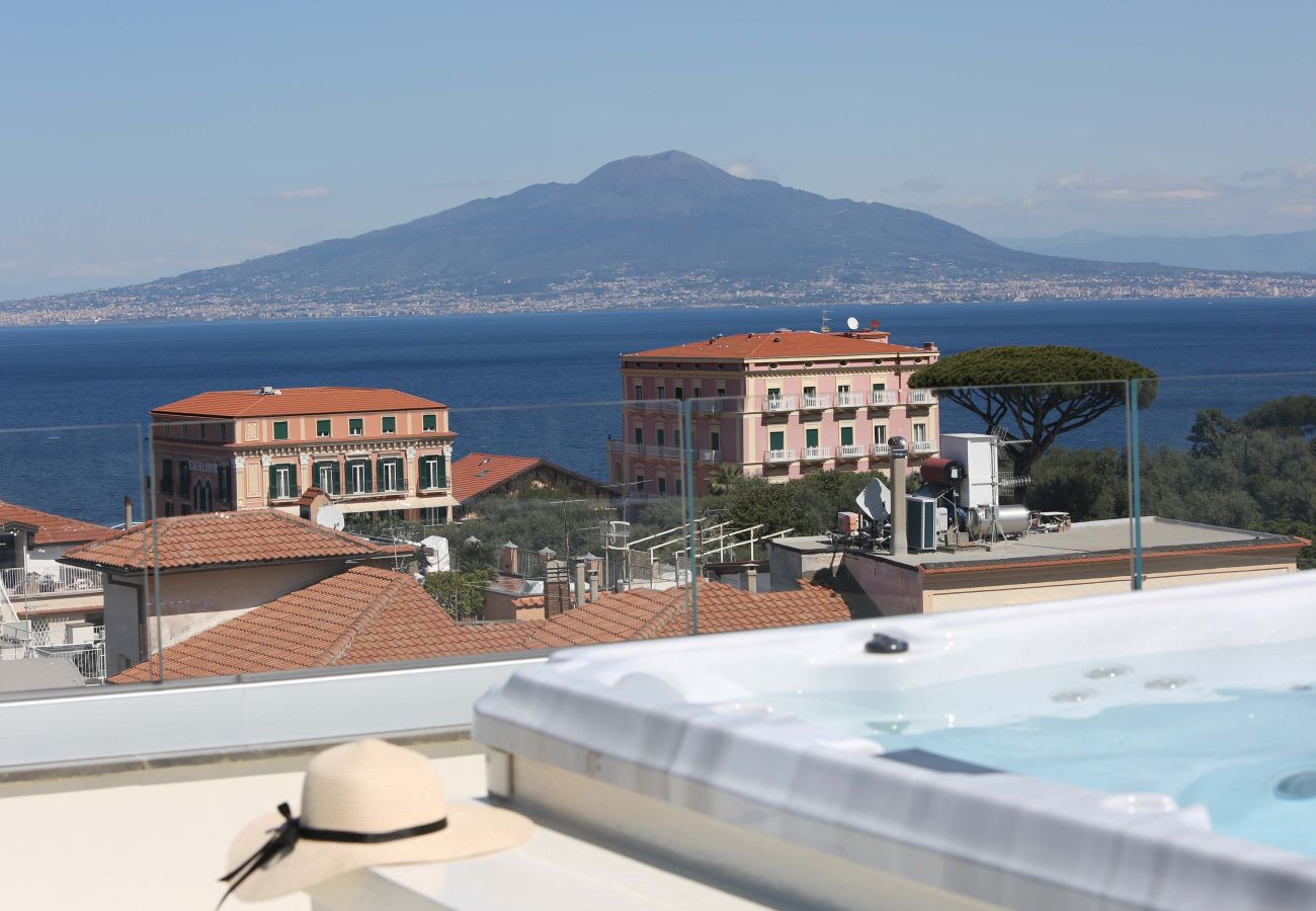 Casa a Sorrento - AMORE RENTALS - The Square, Attico di Lusso con Vista Mare e Jacuzzi in Piazza Tasso