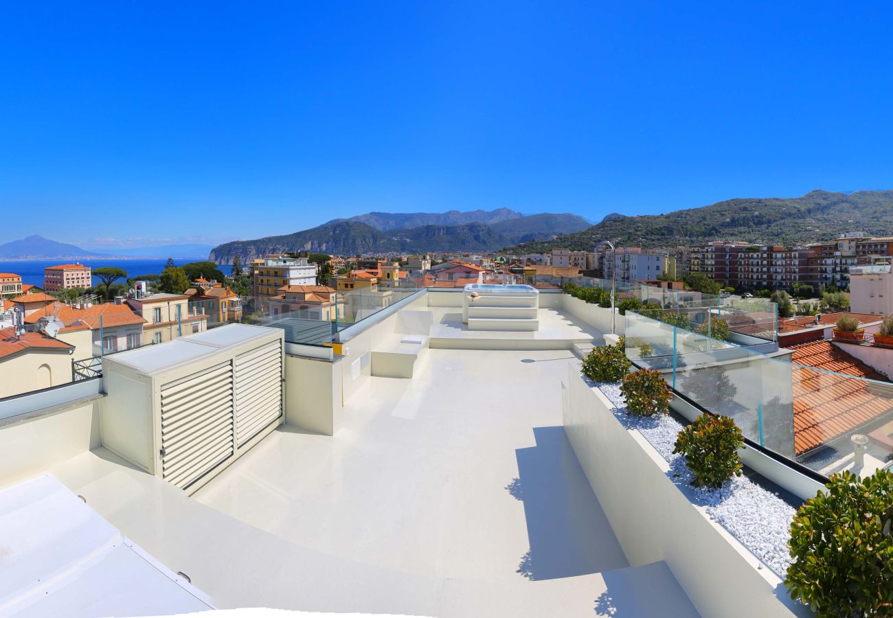 Casa a Sorrento - AMORE RENTALS - The Square, Attico di Lusso con Vista Mare e Jacuzzi in Piazza Tasso