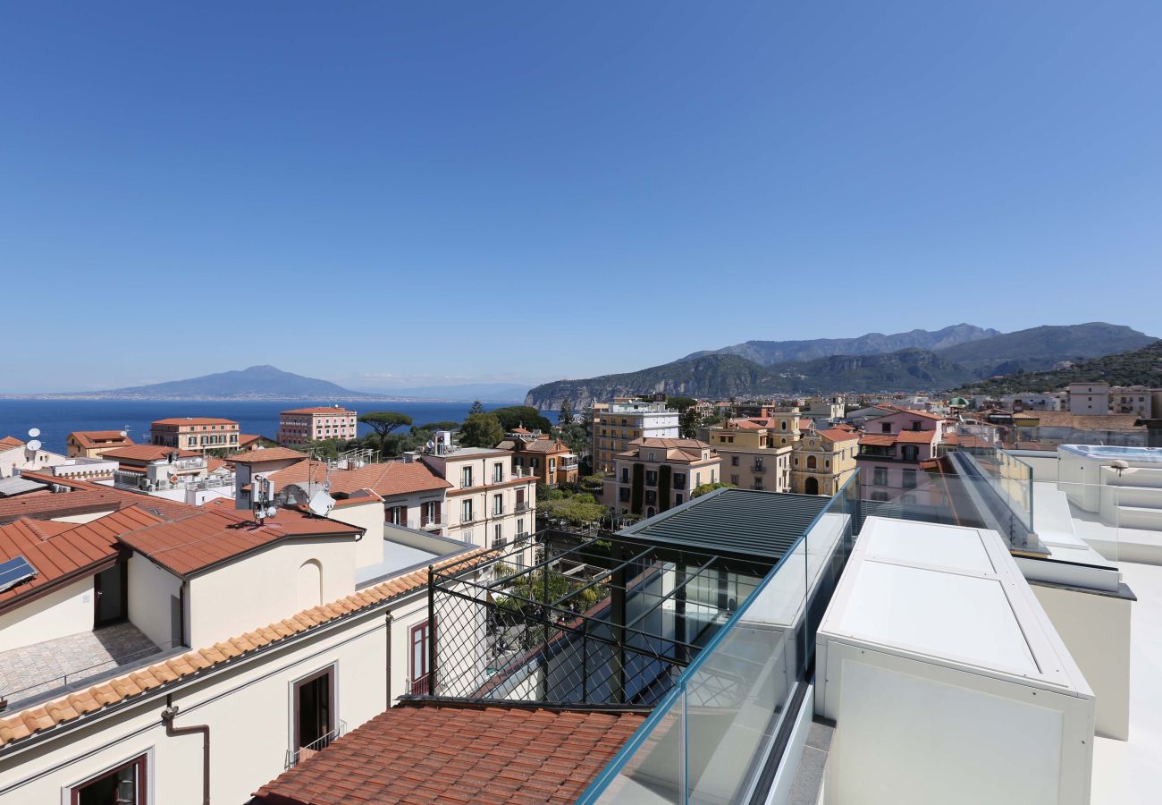 Casa a Sorrento - AMORE RENTALS - The Square, Attico di Lusso con Vista Mare e Jacuzzi in Piazza Tasso